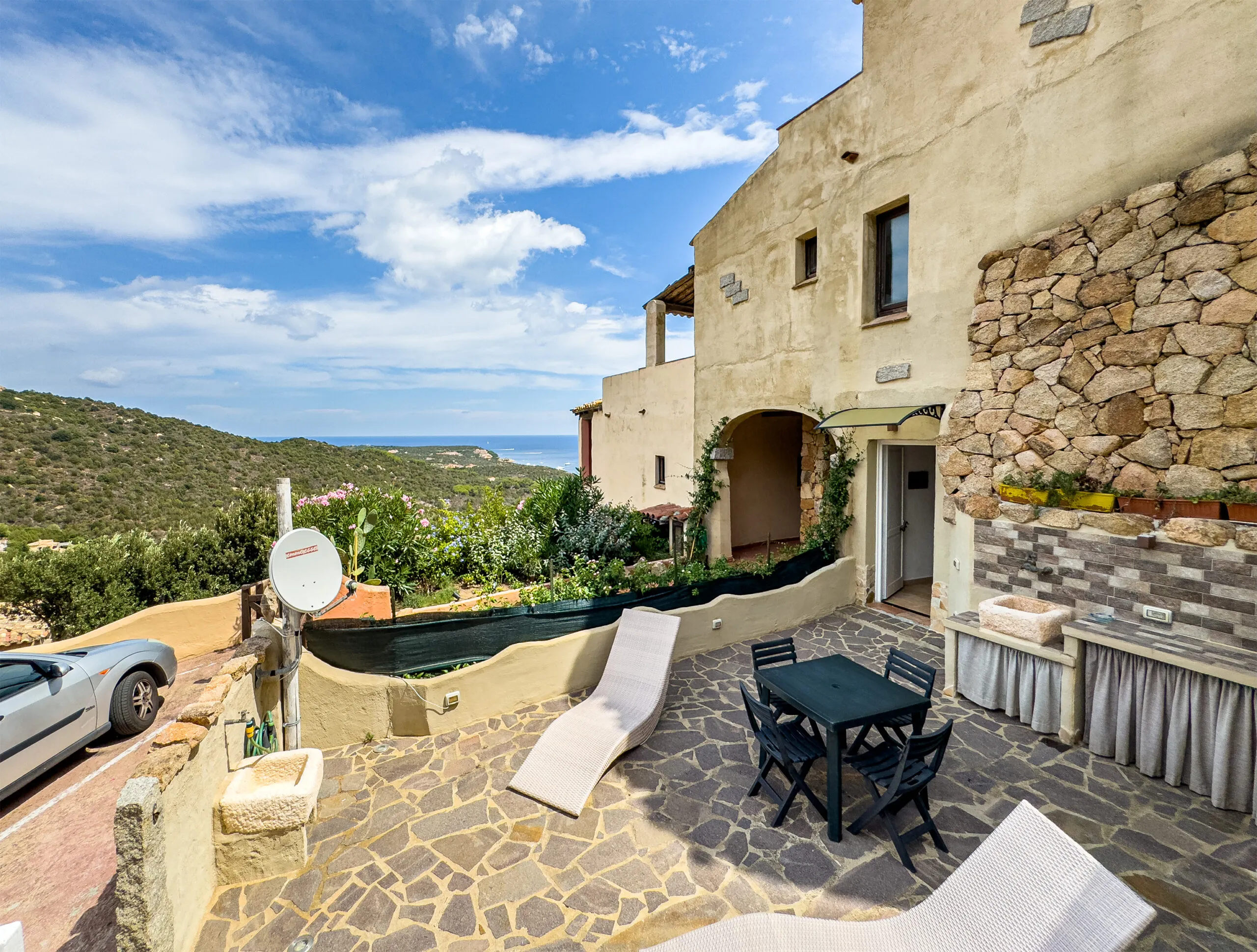 Patio della casa staff a Pantogia, Porto Cervo